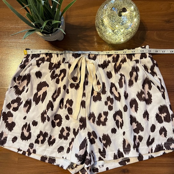 Two Piece  Leopard Lounge Set & oversized top and matching shorts.💗 - Picture 4 of 11